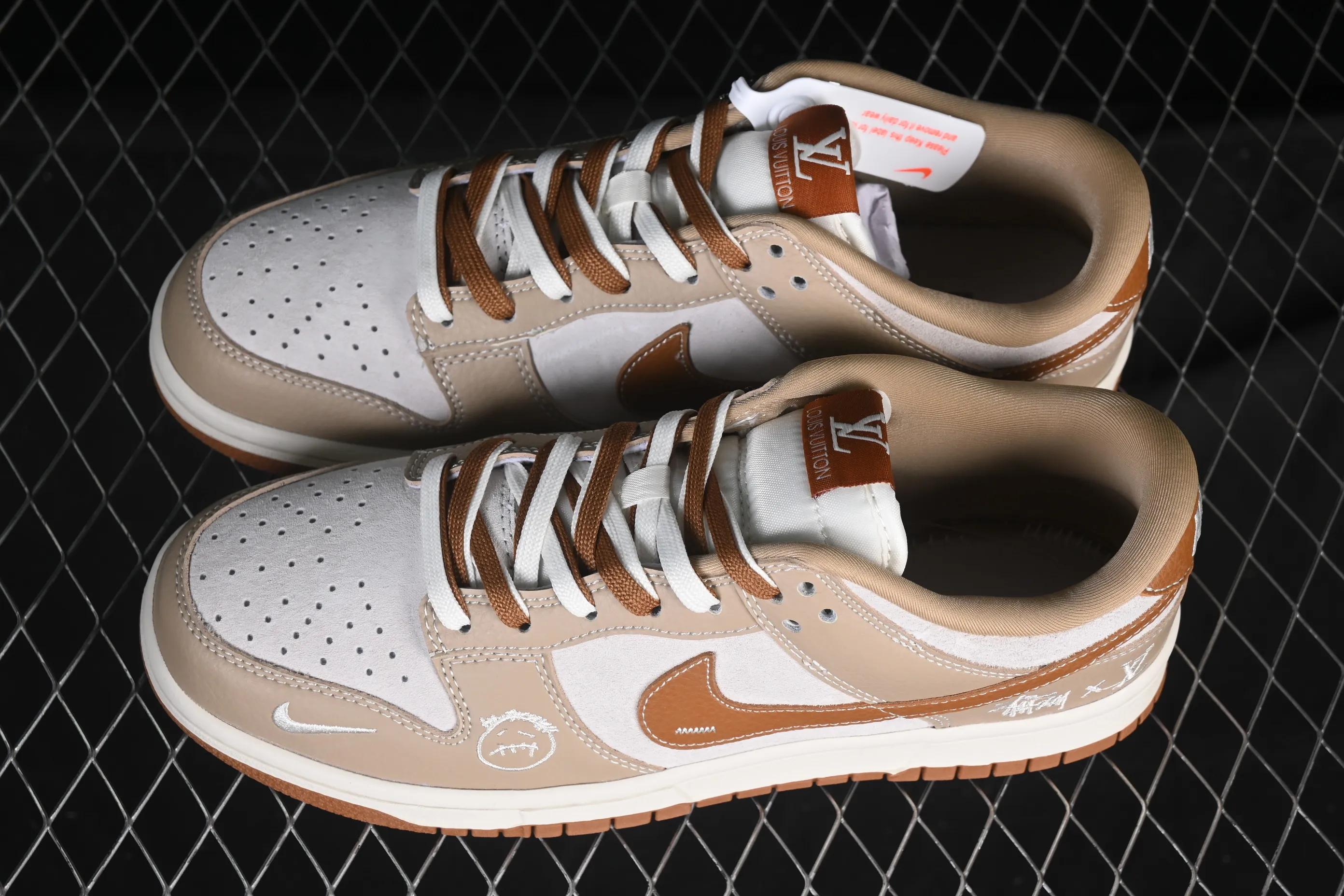 All categories Nk SB Dunk Series Nk SB Dunk Low High-end customized low-top sneakers Nike SB Dunk Low Three-party joint khaki brown High-end customized low-top casual sneakers SG6688-005